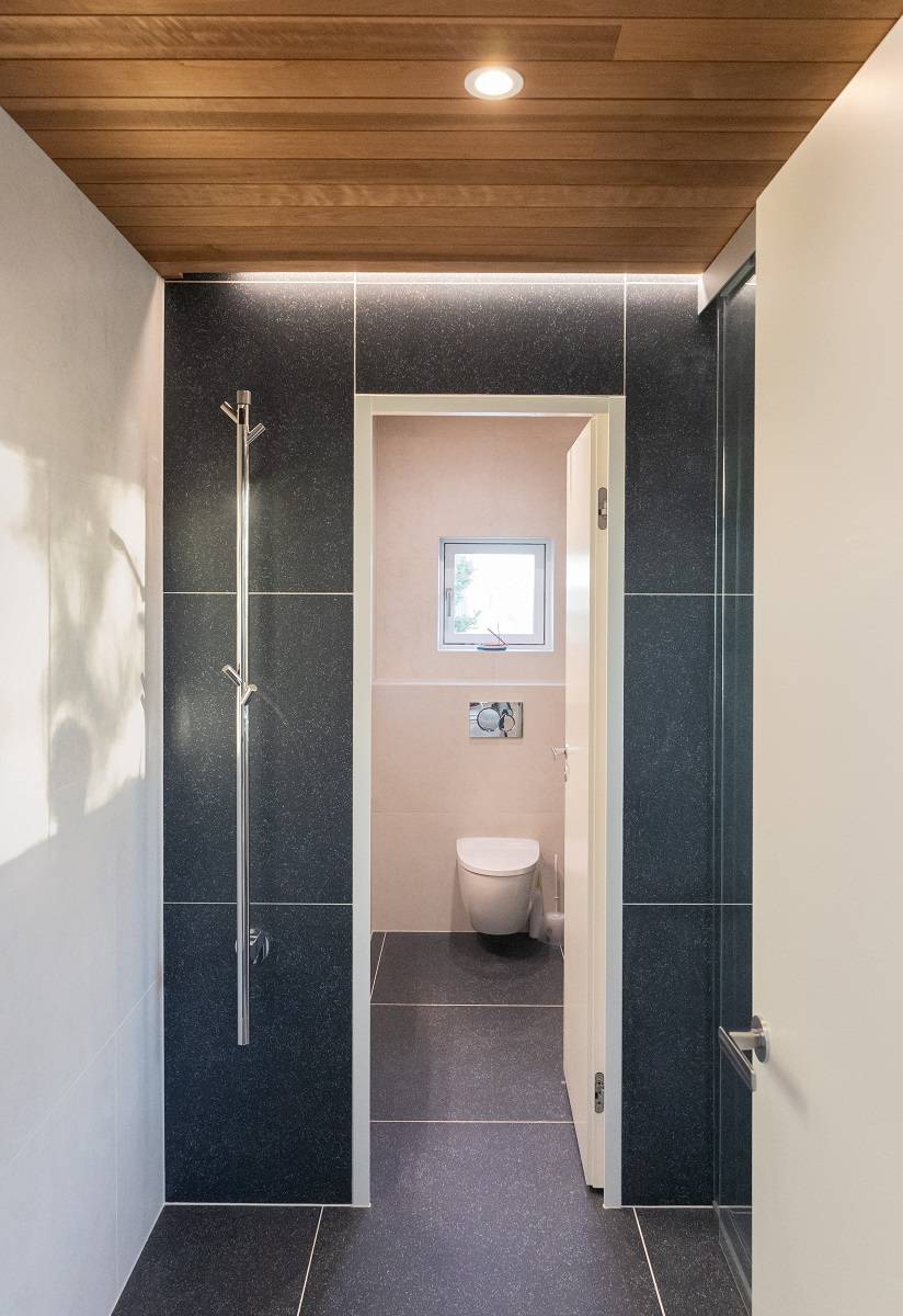 L'éclairage de la salle de bains se compose de plusieurs éléments : des spots encastrés dans le plafond, des bandes lumineuses LED le long du plafond et des miroirs dans les toilettes.